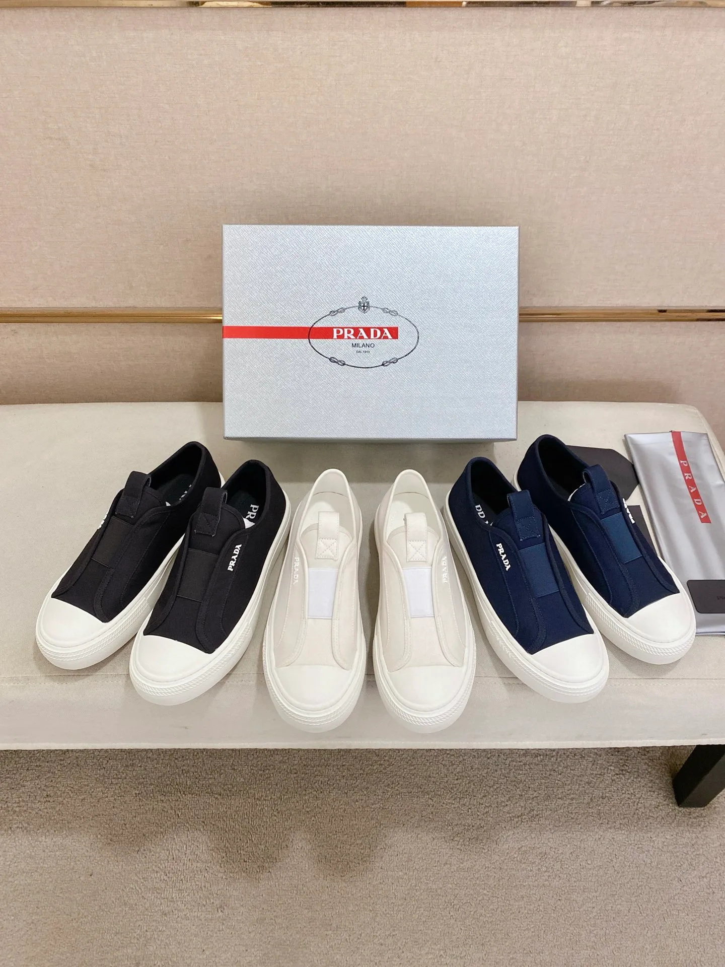 Factory price 580💰 ✔️✔️✔️High version High-quality new PRADA counters are on the market at the same time. The new men's shoes and 😘fabrics are selected from first-layer cowhide and are made by pure handicrafts. Lining: Full cowhide lining. 👍🏿 High-end ☄️ air-cushion molded anti-slip rubber outsole, exquisite lines, simple and elegant, comfortable and high-end for leisure travel. Code number: 38 to 44 (45 can be customized)